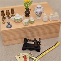 Symaskine, tepotte og lysestage, miniature ting til dukkehuset.